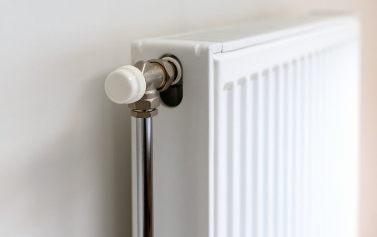 Dlaczego kaloryfer w jednym pokoju pozostaje zimny mimo pełnego otwarcia zaworu
