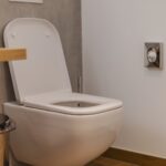 Dlaczego spłuczka w toalecie nie reaguje na naciśnięcie przycisku mimo napełnienia zbiornika