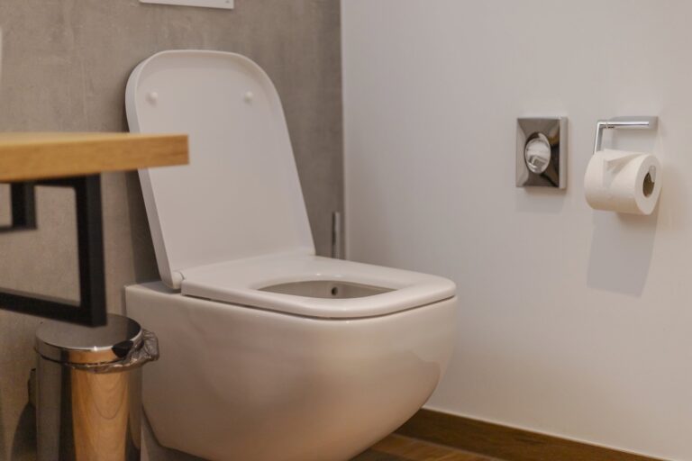 Dlaczego spłuczka w toalecie nie reaguje na naciśnięcie przycisku mimo napełnienia zbiornika