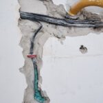 Jak rozpoznać czy instalacja elektryczna w łazience jest bezpieczna po zalaniu